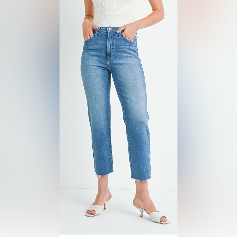 Just Black The Original Straight Jean Cropped Raw Hem in Medium Blue - Size 28